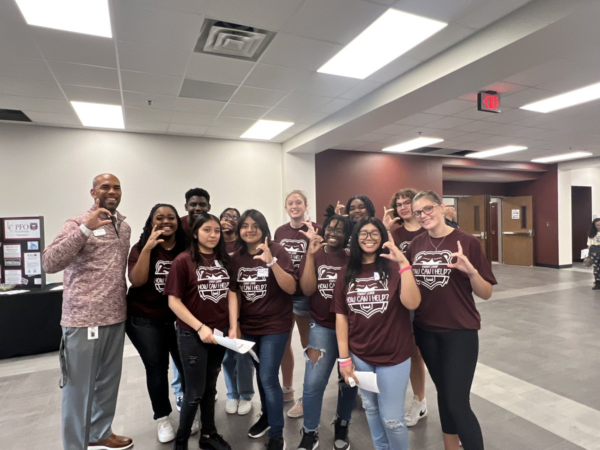FreshmanLc's tweet photo. Thank you to the teachers and student leaders who assisted for Back To School Night! Our parents were well served!!! #HowMayIHelpYou?🐻🔥@LCHSBears @lcstucouncil @ltgoodnews https://t.co/gB9t4O5FoI