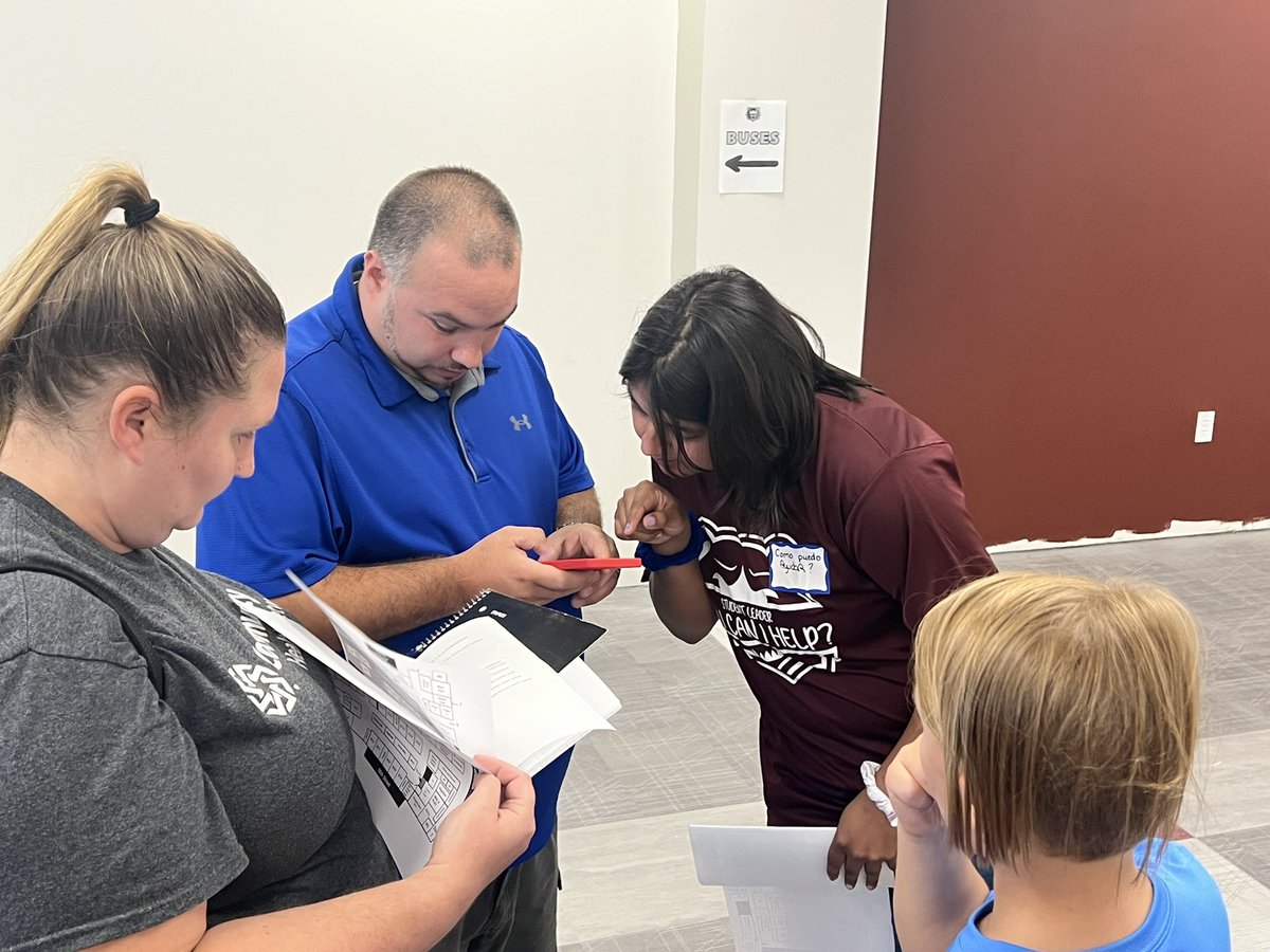 FreshmanLc's tweet photo. Thank you to the teachers and student leaders who assisted for Back To School Night! Our parents were well served!!! #HowMayIHelpYou?🐻🔥@LCHSBears @lcstucouncil @ltgoodnews https://t.co/gB9t4O5FoI