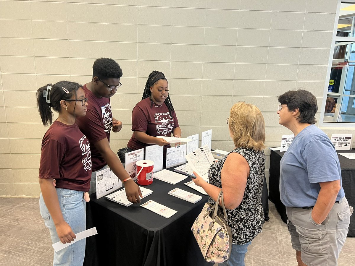FreshmanLc's tweet photo. Thank you to the teachers and student leaders who assisted for Back To School Night! Our parents were well served!!! #HowMayIHelpYou?🐻🔥@LCHSBears @lcstucouncil @ltgoodnews https://t.co/gB9t4O5FoI