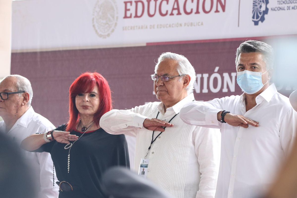 Ramon_Jimenez_L's tweet photo. Hoy durante la ceremonia de bienvenida a la reunión de trabajo de directores generales del #TecMN Región 8, tuve el gusto de reencontrarme con una amiga y luchadora social, @LaydaSansores, Gobernadora de Campeche, a quien reconozco su liderazgo y agradezco sus palabras. https://t.co/zATeMFbanE