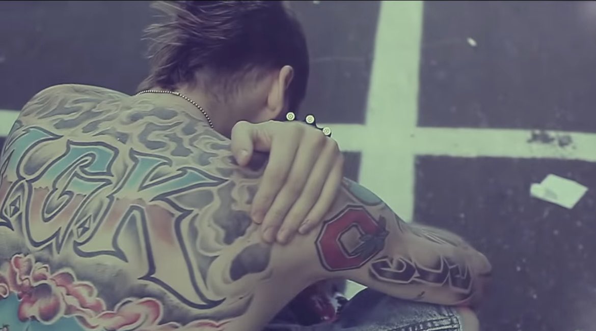 stan_otis's tweet photo. Machine Gun Kelly is a great person: a thread 🧵 https://t.co/j7F7F0OsdN