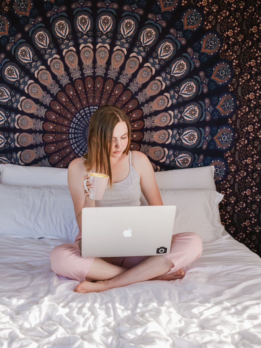 CameraKhloe's tweet photo. A guide to non-nude cam modeling: https://t.co/7oLXcSydP0 #workathome #workfromhome #onlyfans #camgirls #nonnude #workfromhomejobs #modelingjobs #modellife #onlyfans https://t.co/ZRlzcQqNPN
