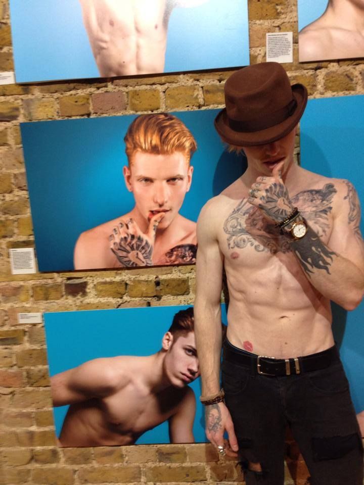 .                  ^RED_fl00w^

- Ella es una diabla.
  Me ve, me besa, y después no 
  me habla.