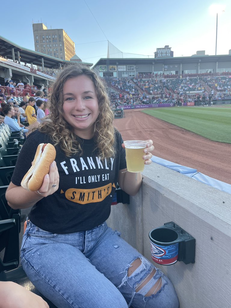kaylabann3's tweet photo. Battle it out in the comments @FranksHotDog @SmithsHotDogs https://t.co/uPSe3G1JyM