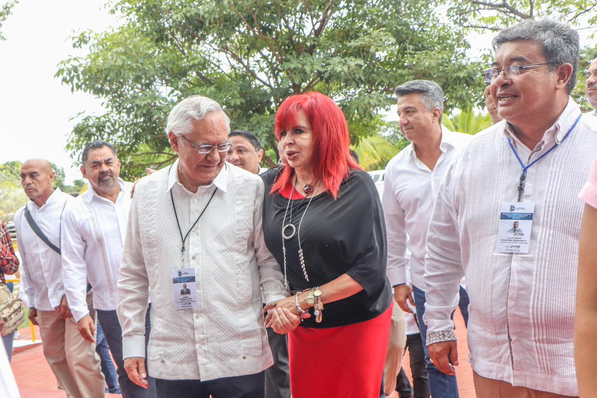 Ramon_Jimenez_L's tweet photo. Hoy durante la ceremonia de bienvenida a la reunión de trabajo de directores generales del #TecMN Región 8, tuve el gusto de reencontrarme con una amiga y luchadora social, @LaydaSansores, Gobernadora de Campeche, a quien reconozco su liderazgo y agradezco sus palabras. https://t.co/zATeMFbanE