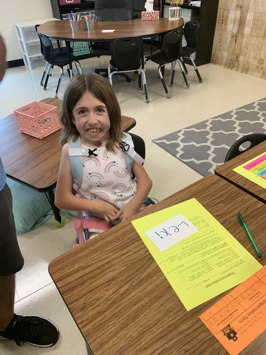 rubymmoseley's tweet photo. Met the teachers, took the pictures, signed the papers. #ThirdGrade #OCESStrong #HallwayHeroes #CISD @cisdnews @OakCreekElemen1 https://t.co/KALKZUAd9t