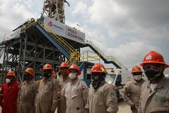 . <a href="/Pemex/">Petróleos Mexicanos</a> y el Sindicato Petrolero STPRM acordaron un incremento de los salarios del 4% para 2022-2023, junto con un aumento del 2.25% en las prestaciones, informó la empresa en un comunicado la tarde este jueves