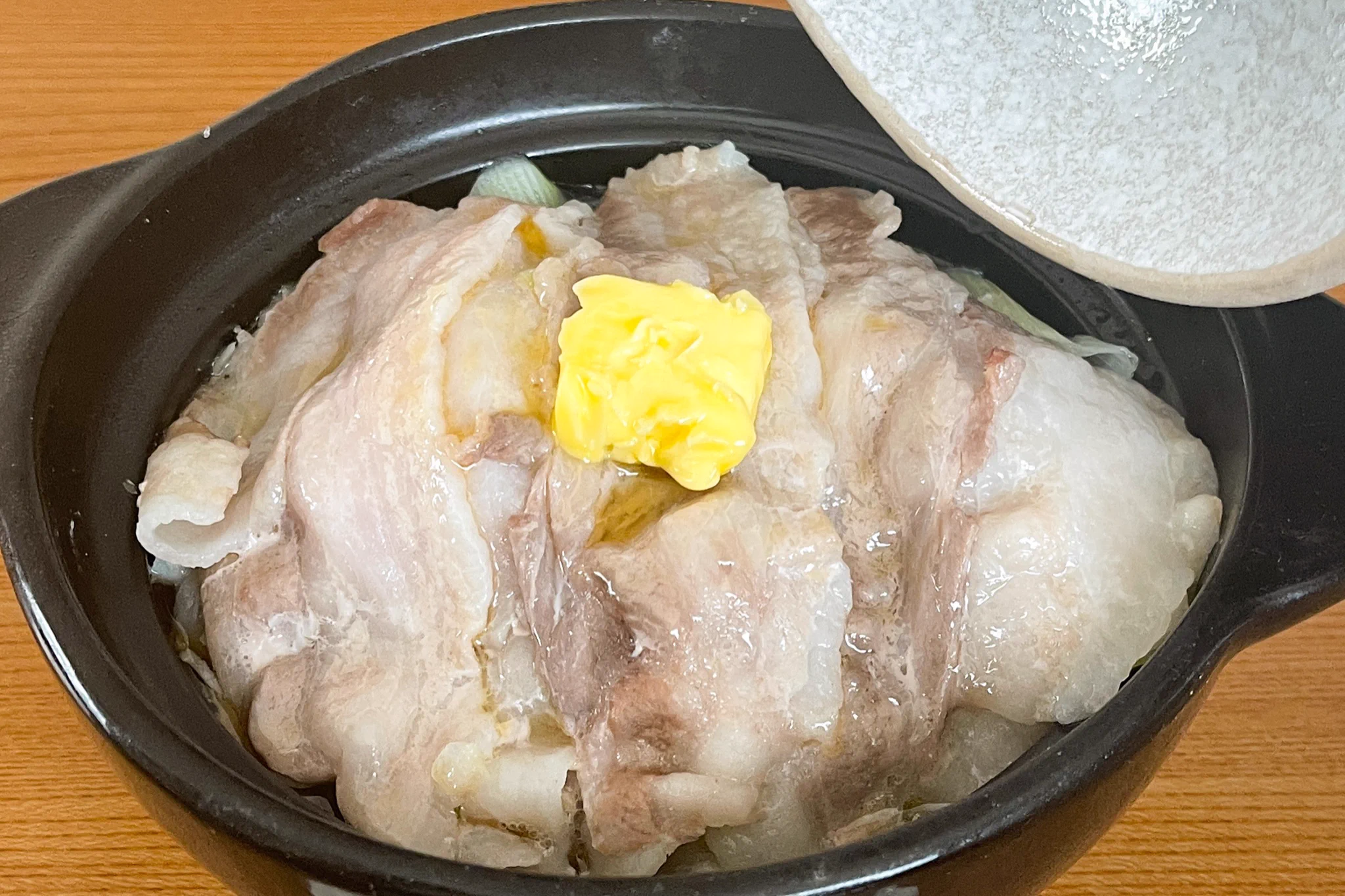 バターが大正解！旨味が溢れて止まらない「豚バラねぎ塩鍋」。
