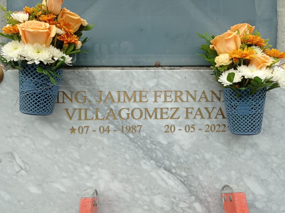 yamnef's tweet photo. Mientras mi hijo yace en esa bóveda,uno de los presuntos implicados en su asesinato apelará mañana por su libertad (está vivo para hacerlo). Además,debo usar la palabra"PRESUNTO" porque la ley le otorga a él derechos,mientras q los de mi hijo fueron arrebatados #JusticiaParaJaime https://t.co/IDtVdpOWx5