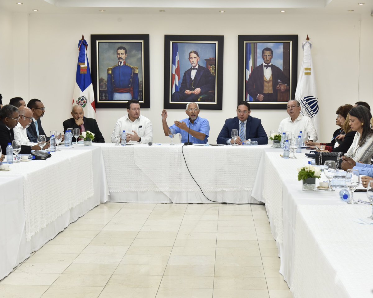 EducacionRDo's tweet photo. El ministro Ángel Hernández (@angelhdez50) se reunió con rectores de las universidades e instituciones de educación técnica superior del país, con miras a forjar una alianza entre esas instituciones y el MINERD.
⬇️ https://t.co/FImtPfQhsS
