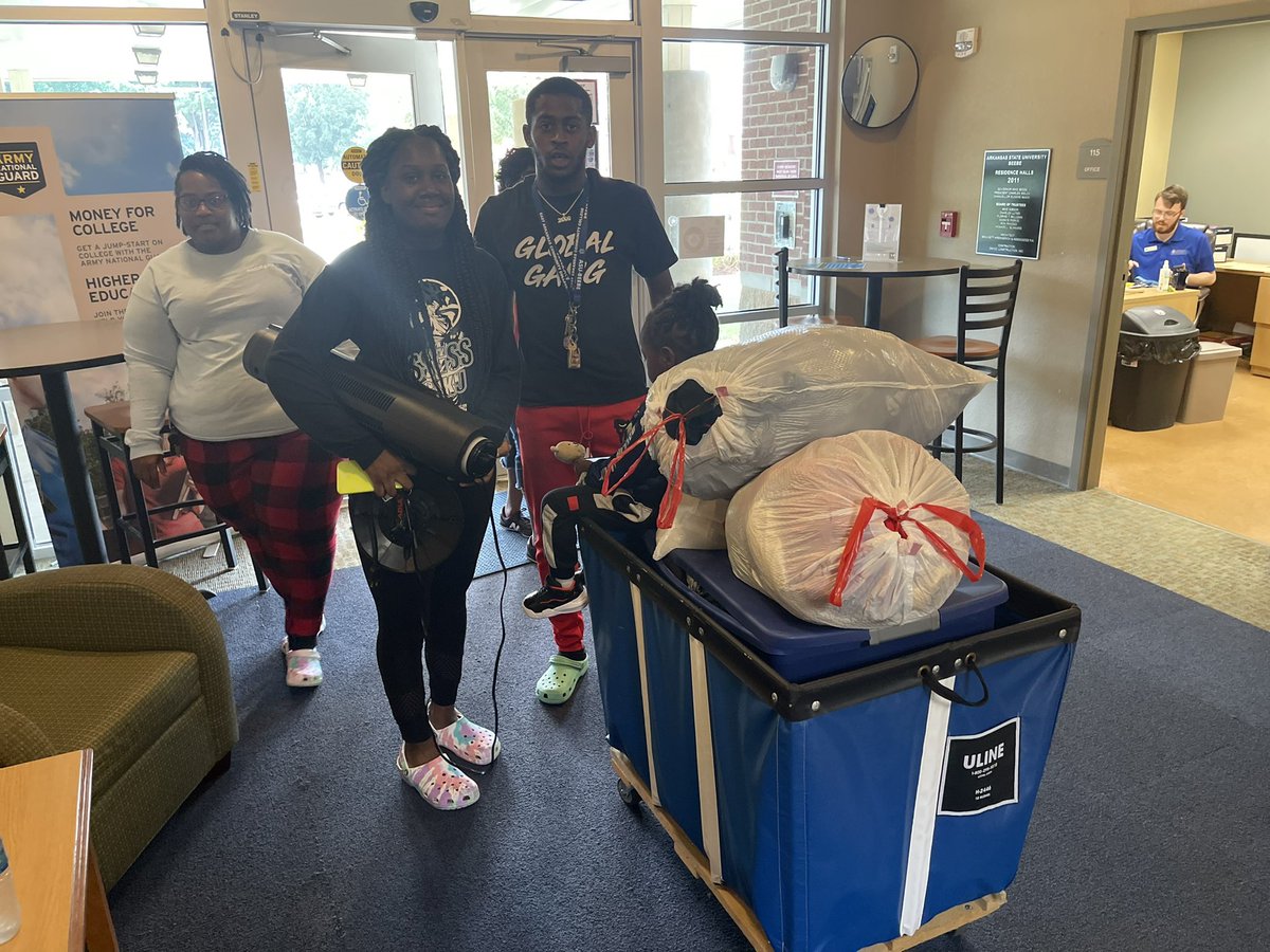 ASUBStudents's tweet image. It’s move-in day! 🖖#BeVanguard #campuslife