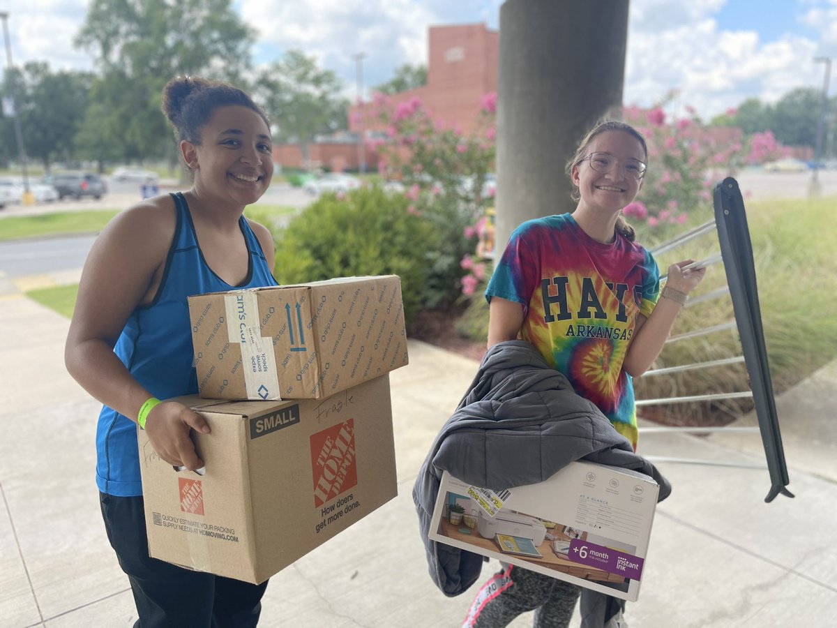 ASUBStudents's tweet image. It’s move-in day! 🖖#BeVanguard #campuslife