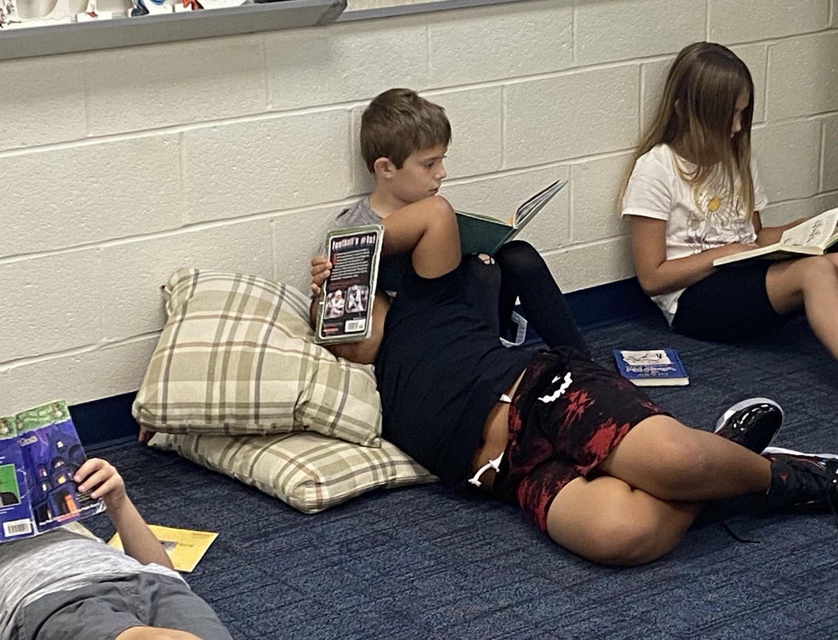 AmyMongenas's tweet photo. I think we have some readers in our 3 Mongenas class! #IHPromise #BraveFirstDay #read @IHSchools @IHElementary https://t.co/Y59Tywvxuy