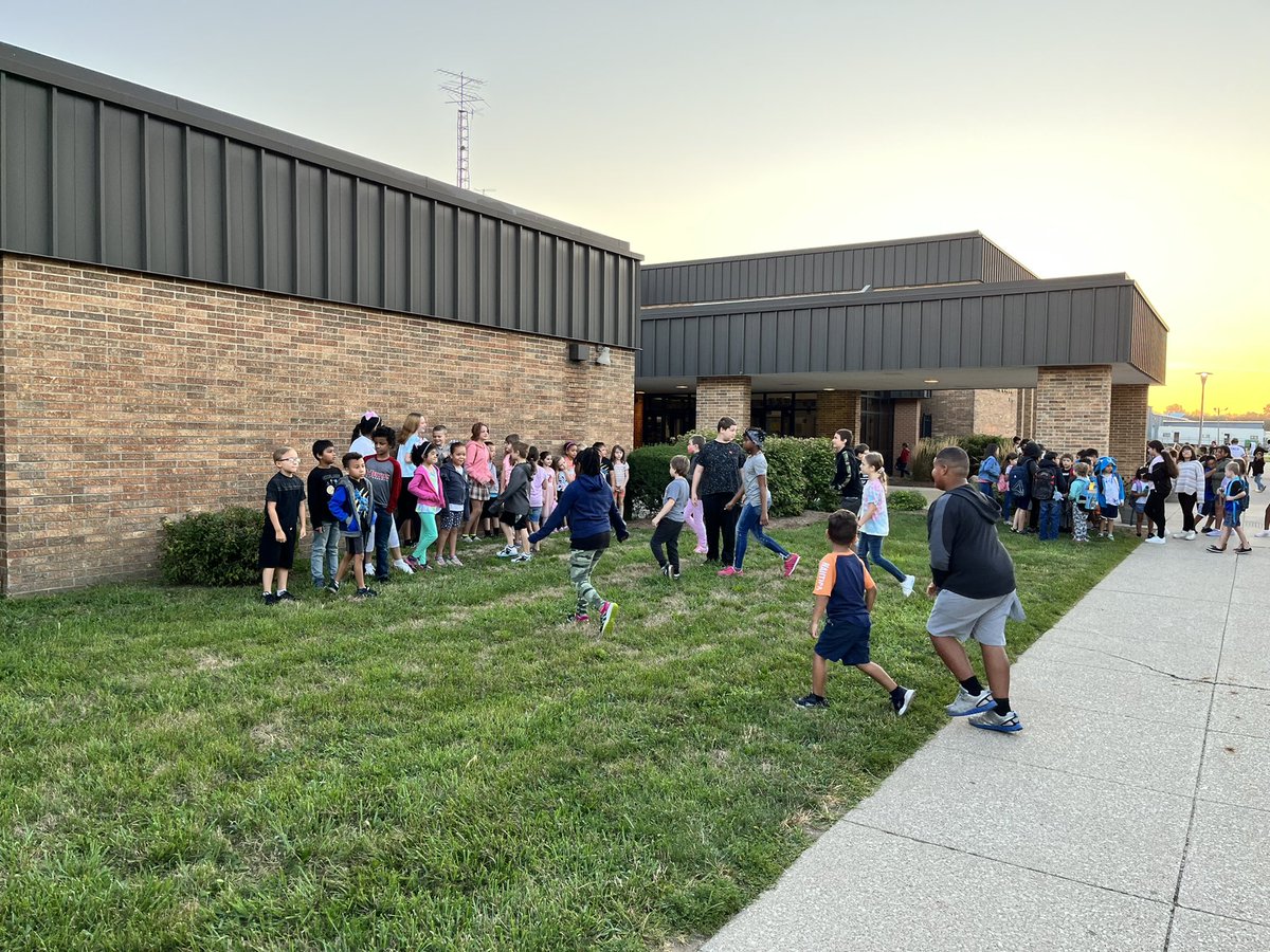 SFE_3820's tweet photo. If you look closely you will see our oldest students coaching and leading our youngest students in our bus evacuation drill today. #wearewayne #stoutfieldgood https://t.co/Zd0kCRYOR3