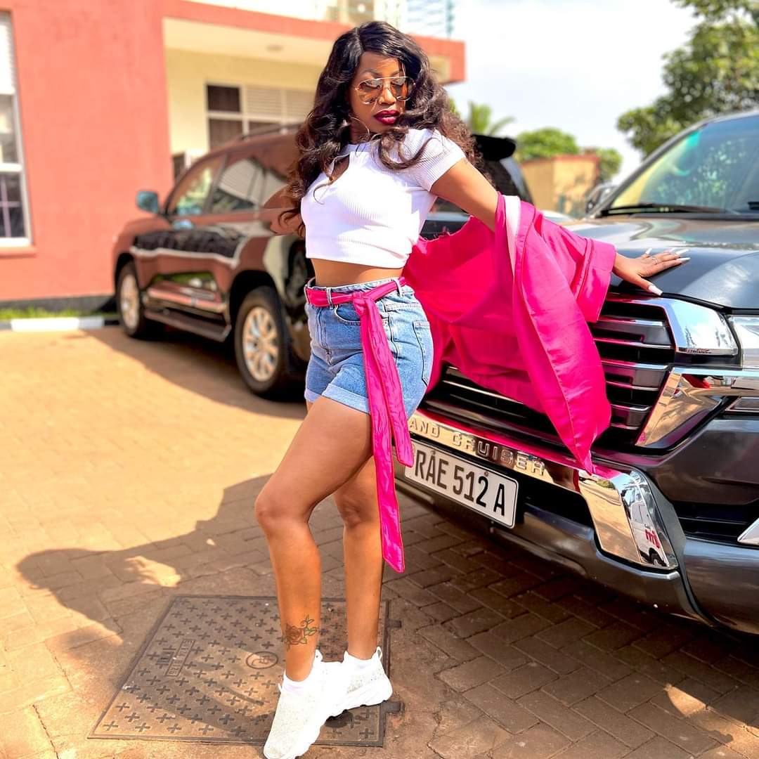 Ksheebah1's tweet image. When you become a diamond you’ll understand why life had to pressure you! #KANSALEWO🔥

#9thDecember #KampalaSerena