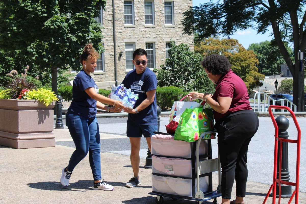 MSMU's tweet photo. Today we welcomed first-year students to their Mountain Home! 💙
#MountMoveIn went smoothly thanks to amazing volunteers and dedicated orientation leaders lending a hand at each residence hall. Students also enjoyed a game of volleyball in the quad 🏐 https://t.co/86g1RwiRmO