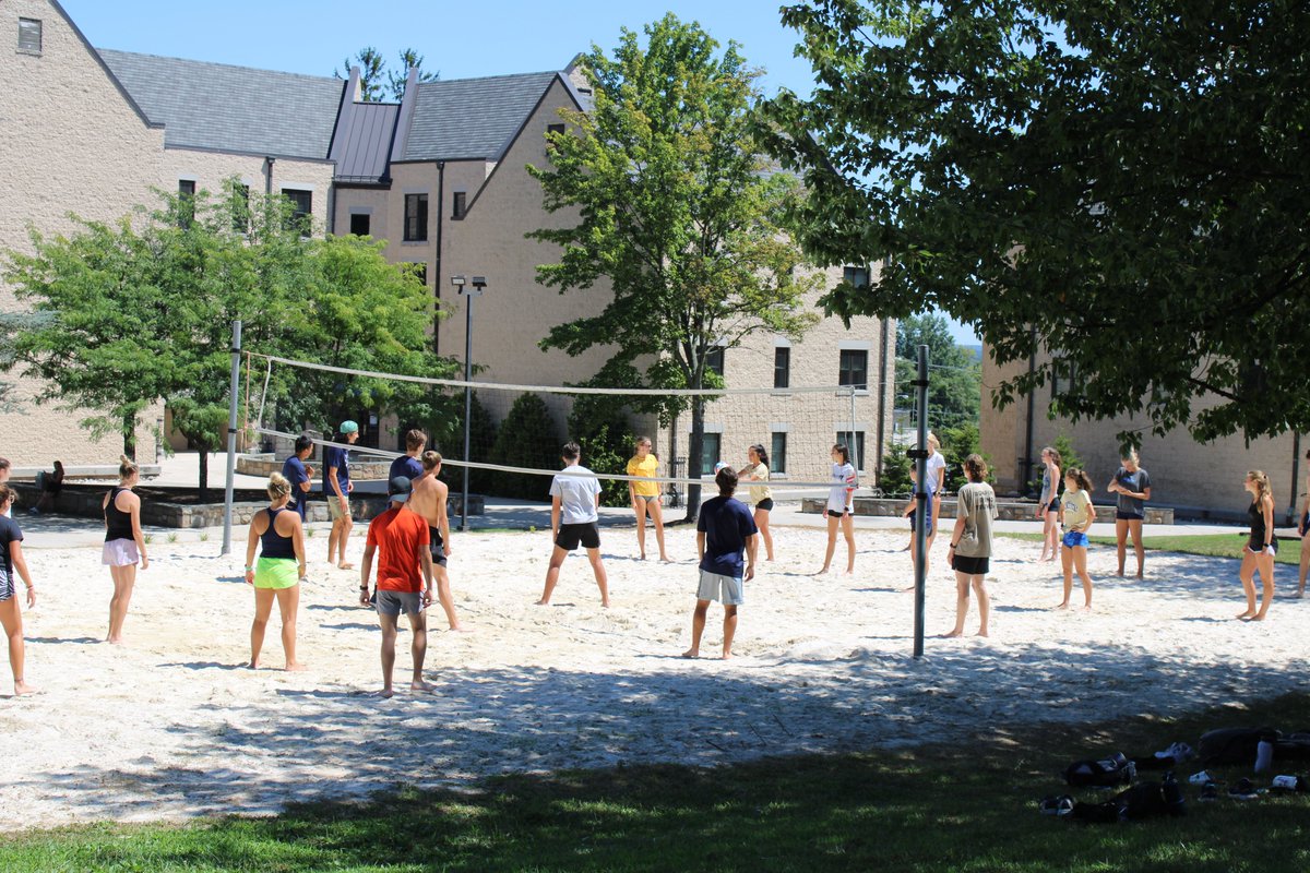 MSMU's tweet photo. Today we welcomed first-year students to their Mountain Home! 💙
#MountMoveIn went smoothly thanks to amazing volunteers and dedicated orientation leaders lending a hand at each residence hall. Students also enjoyed a game of volleyball in the quad 🏐 https://t.co/86g1RwiRmO