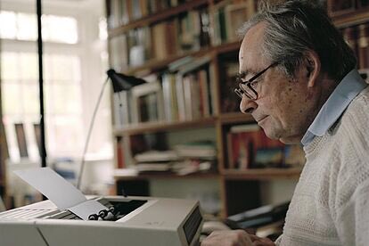 “El odio a los judíos, doctrinal y sistemático, bullía y acechaba bajo el deslumbrante liberalismo de la cultura vienesa. El mundo de #Freud, de #Mahler, de #Wittgenstein era también el del alcalde #Lueger, réplica exacta de #Hitler”. #GeorgeSteiner.