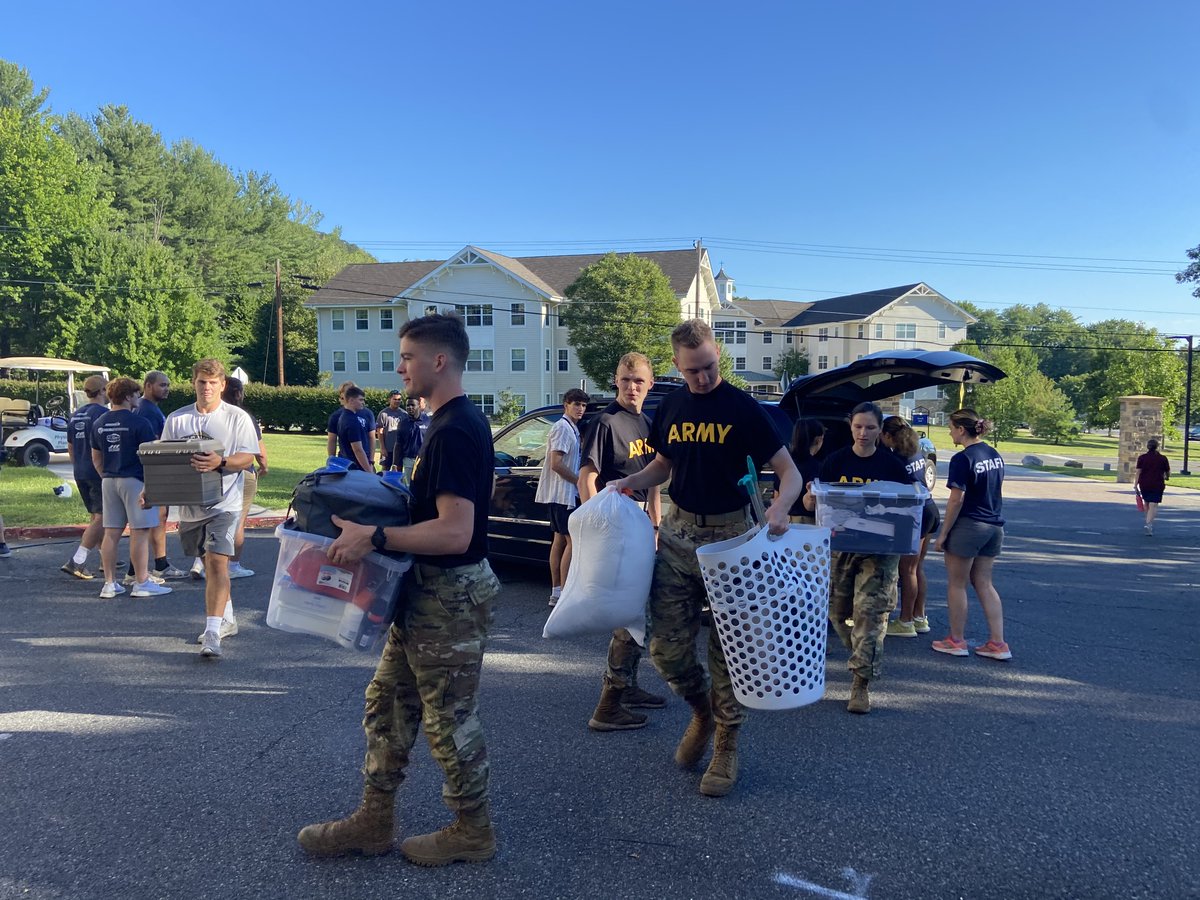MSMU's tweet photo. Today we welcomed first-year students to their Mountain Home! 💙
#MountMoveIn went smoothly thanks to amazing volunteers and dedicated orientation leaders lending a hand at each residence hall. Students also enjoyed a game of volleyball in the quad 🏐 https://t.co/86g1RwiRmO