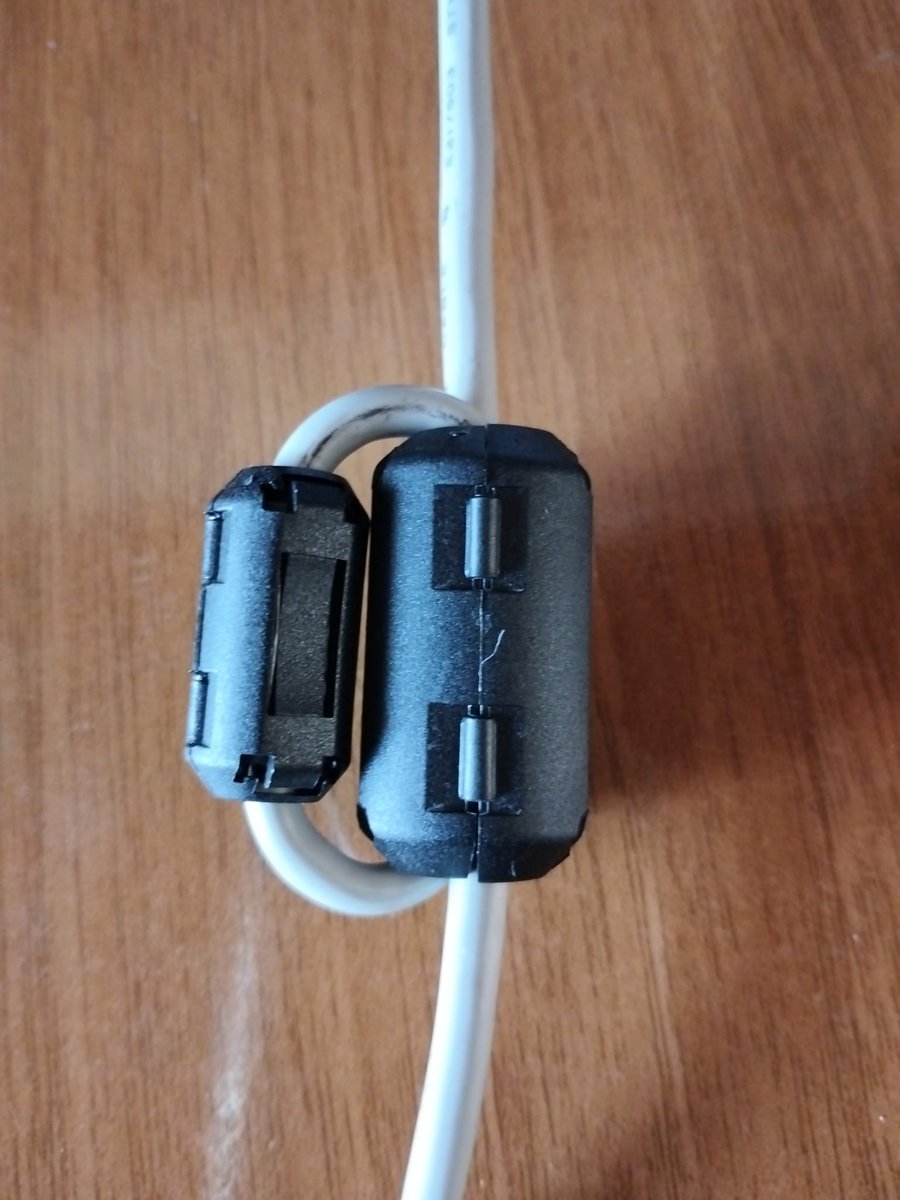 How I eliminated the radiofrequency re-entries ...
The USB cable that connects the radio and the PC passes through the ferrite