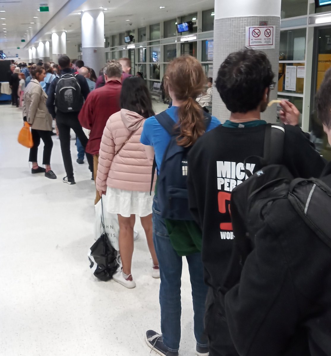 Hundreds in queue for Glasgow bus at Edinburgh Bus Station due to trains disruption. <a href="/edinfest/">@edinburghfest</a> <a href="/networkrail/">Network Rail</a> #railstrike