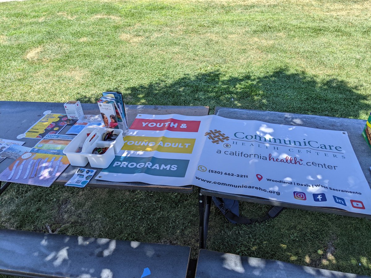 Mama_Cook_'s tweet photo. Just me on a high school campus slanging sex ed, queer support and safe partying tips to the youths #sexed #teenhealth #thanksbirthcontrol #teachthem #TransKidsMatter https://t.co/wmbiEq03bJ
