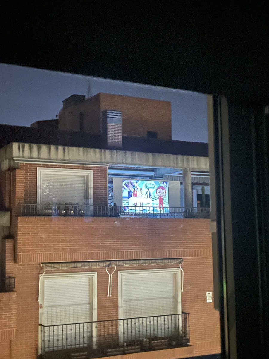 Ha pasado. Mi vecino está usando su proyector para ver Mapi.