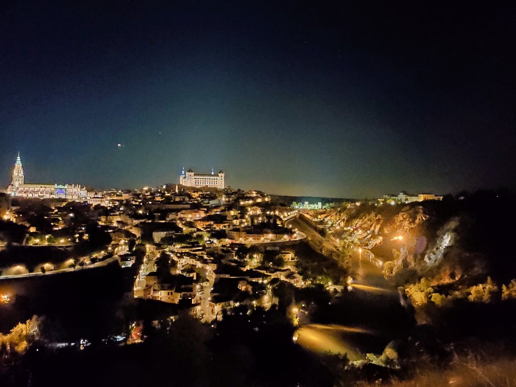 QuebeboVillegas's tweet photo. - Cariño, dime algo bonito.
- Toledo de noche. https://t.co/aOasa6WGH4
