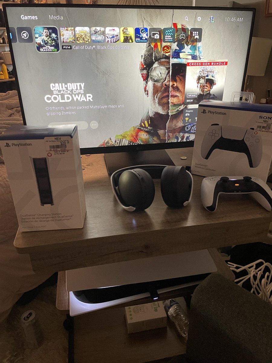 Natefiftyone3's tweet photo. Selling PlayStation 5 to pay some bills. $650. I paid $750. It’s around 2 months old. Digital edition. White. Extra controller,charging dock and headphones. All matching white color. Will ship for free. I’m desperate. #PlayStation5 #ps5 #forsale @PlayStation https://t.co/nAJtJ1CX5r