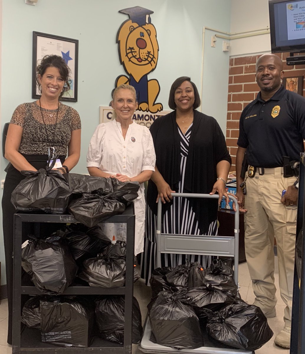 ChiaramonteHCPS's tweet image. A special thank you to Board Member @Stacy_Hahn2 and @HillsboroughSch Sargent Eric Collins for stopping by with school supplies for our scholars. Sgt. Collins partnered with the local Walmart to make this all possible. @HCPSArea1 #ChiaramonteLions