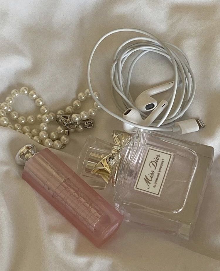 emilu223_'s tweet photo. Where are all the coquette girl ?? #coquette #france #chanel #rich #mutuals ?? https://t.co/XSXxQLCDeJ