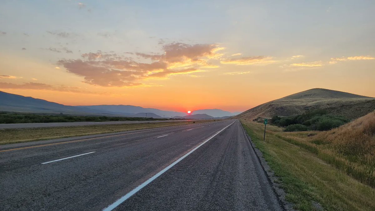 JasonStiff's tweet photo. The beautiful view from 6870' Monida Pass on the Continental Divide. A spectacular Montana sunset...
#Montana #MonidaPass #Monida #ContinentalDivide #sun #sunset #dusk #clouds #smoke #mountains #beautiful #nature https://t.co/SpiXn05jJ7