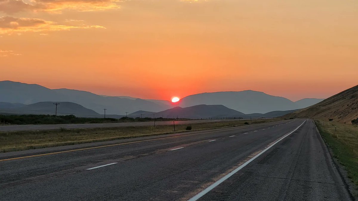 JasonStiff's tweet photo. The beautiful view from 6870' Monida Pass on the Continental Divide. A spectacular Montana sunset...
#Montana #MonidaPass #Monida #ContinentalDivide #sun #sunset #dusk #clouds #smoke #mountains #beautiful #nature https://t.co/SpiXn05jJ7