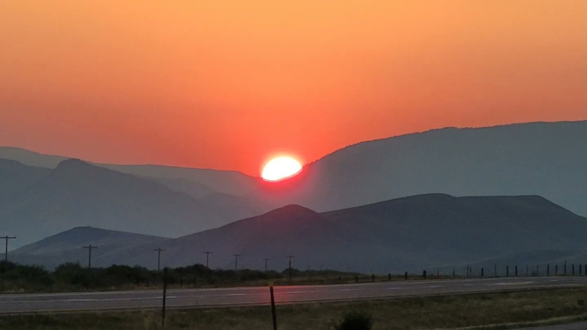 JasonStiff's tweet photo. The beautiful view from 6870' Monida Pass on the Continental Divide. A spectacular Montana sunset...
#Montana #MonidaPass #Monida #ContinentalDivide #sun #sunset #dusk #clouds #smoke #mountains #beautiful #nature https://t.co/SpiXn05jJ7