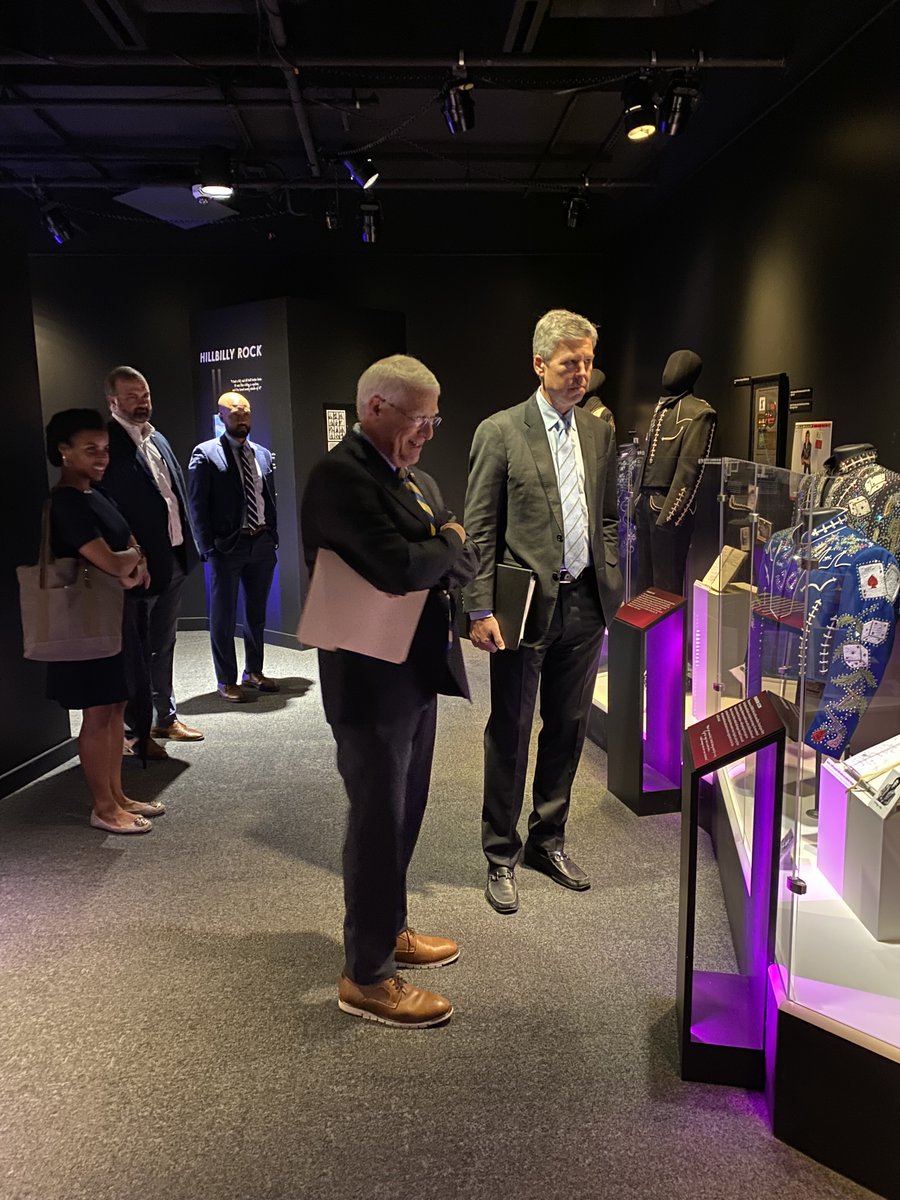 MDAH_Official's tweet photo. Thank you to @SenatorWicker and Andy Berke, Special Representative for Broadband at @NTIAgov of the U.S. Department of Commerce, for visiting The World of Marty Stuart exhibit at the Two Mississippi Museums. Both were attending a meeting to expand broadband in Mississippi. https://t.co/WwR6UBliML