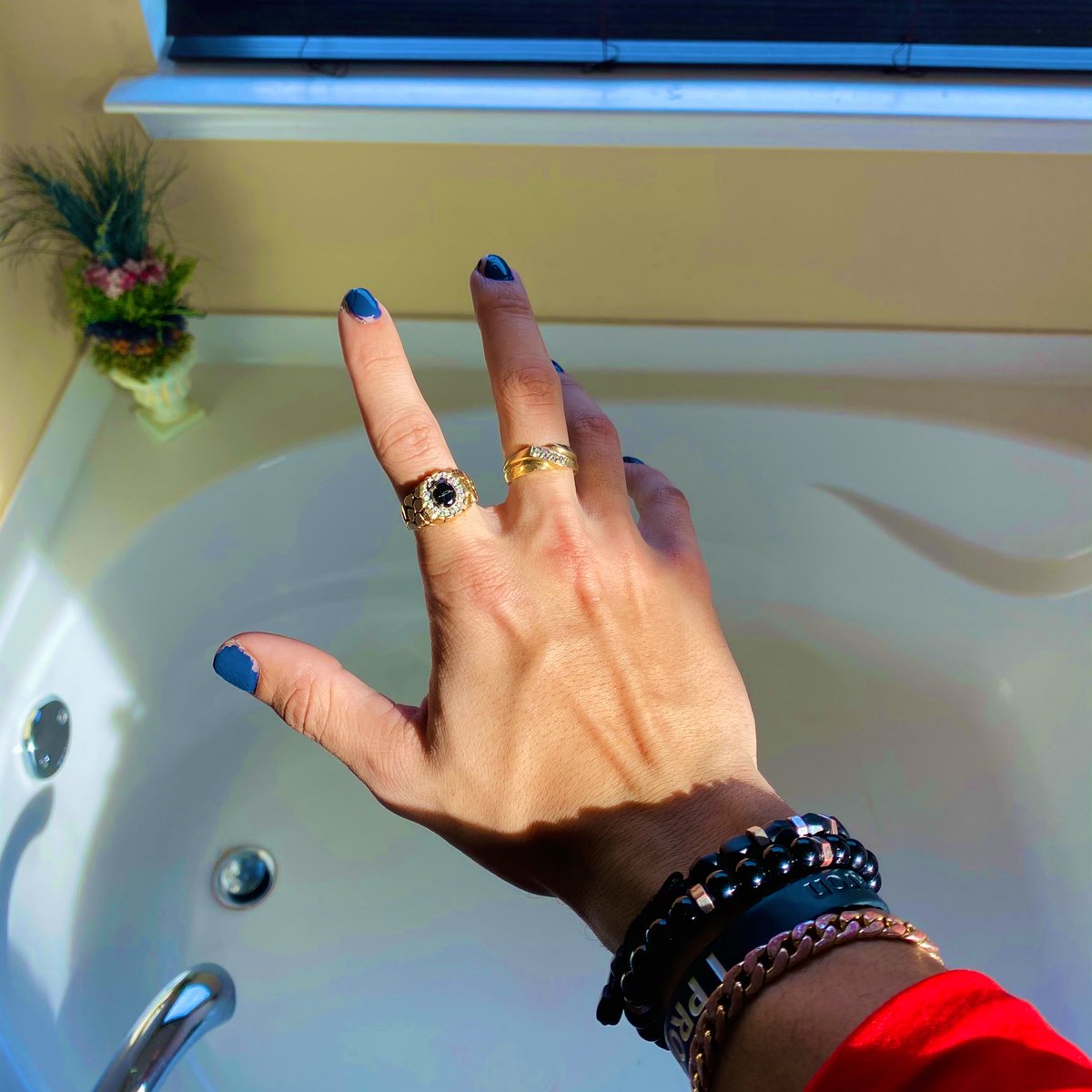 SlyJicey's tweet photo. lets hold on to each other ( my hand + your hips ) https://t.co/NFZeQETg6I