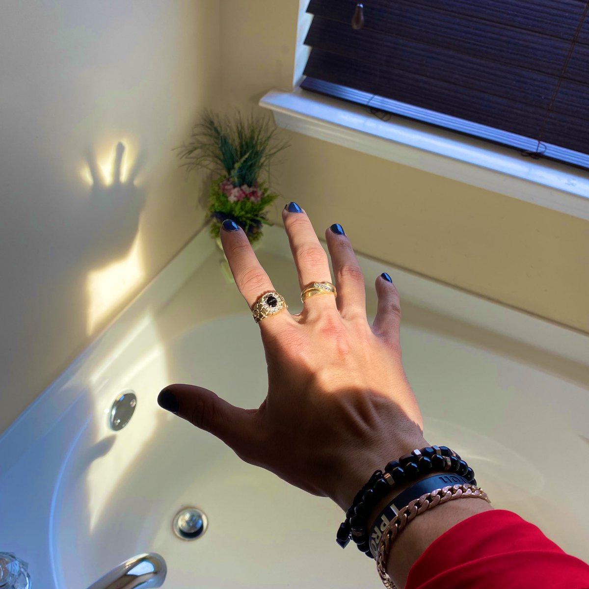 SlyJicey's tweet photo. lets hold on to each other ( my hand + your hips ) https://t.co/NFZeQETg6I