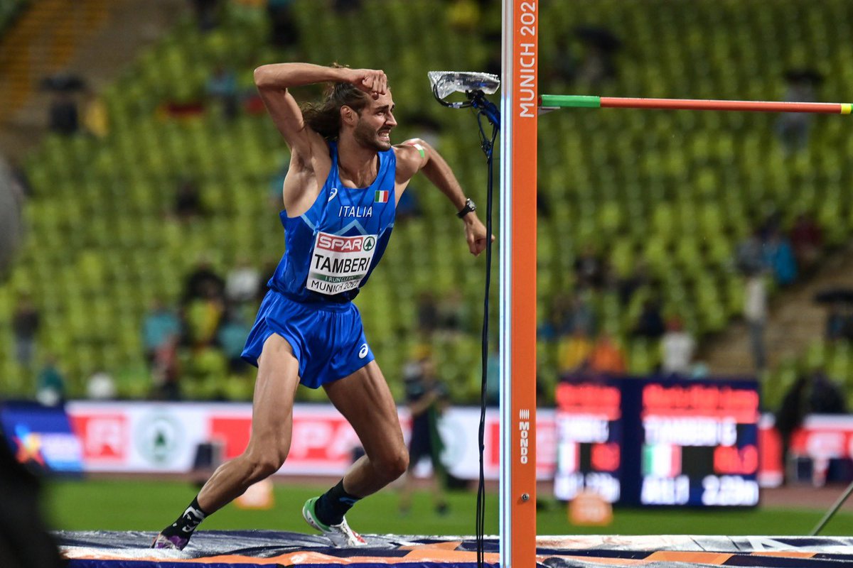 ItaliaTeam_it's tweet photo. 𝐑𝐄 𝐆𝐈𝐌𝐁𝐎 👑

A #Munich2022 Gianmarco Tamberi campione d'Europa nel salto in alto!

#ItaliaTeam | @atleticaitalia https://t.co/bRuA1lI0jJ