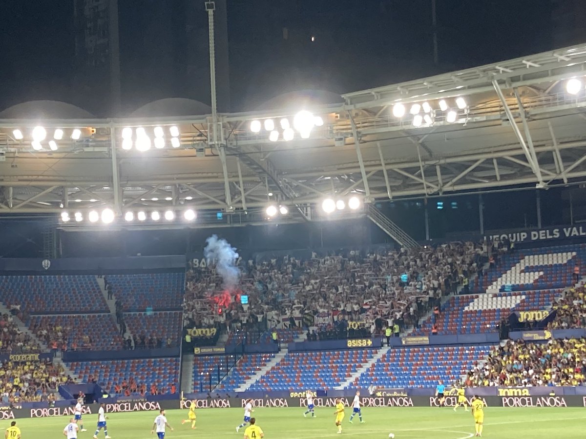 Давненько не видел файеров на исп стадионах (посл раз в Бильбао на спартаковской трибуне). Хорваты красавцы, очень круто шизят, приятно послушать. Хайдук, правда, на фоне Вильярреала совсем слабенький