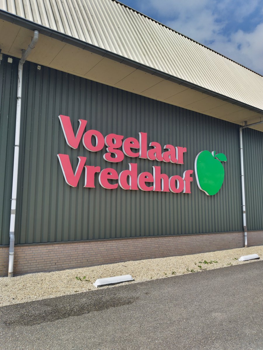 ServaasStoop's tweet photo. Langs de A2 bij #Enspijk niet te missen: de vestiging van https://t.co/84xgvXaIwj. Het bedrijf dat ervoor zorgt dat er altijd vers hardfruit ligt in de schappen van 's lands grootste kruidenier. Vanmorgen was ik er te gast. Rijk verleden en mooie ambities. #Stoopopdestoep https://t.co/io3oA2aVWK