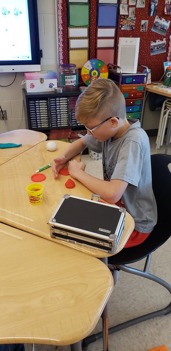 LindseyC83's tweet photo. #sullivanscholars 2022-2023 First Day of School activities #cestogether #circlevilletigers #firstdayofschool https://t.co/9H2A4A0V9w