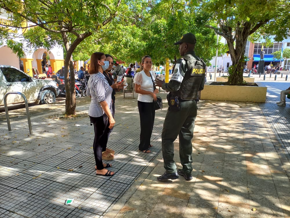 PoliciaDECOR's tweet photo. #EsUnHonorSerPolicía | En el municipio de #Lorica con nuestro grupo de @ProteccionPonal a la infancia y adolescencia, realizamos campaña educativa, enseñando el uso adecuado de las redes sociales. #JuntosPorLaNiñez https://t.co/LL4wTeCBP6