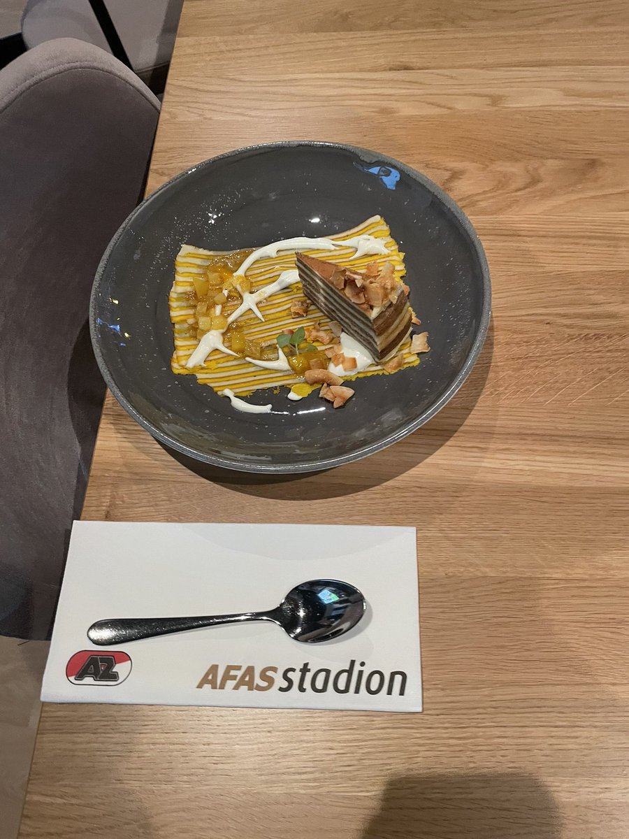 joskeijsper's tweet photo. Even een keer op uitnodiging vanmet @MartinStoker (kaarten van RTL) naar AZ! Eten, drinken en @AZAlkmaar zien winnen! #keeskist #maartenmartens #azcil #alkmaar https://t.co/9Au0652A5U