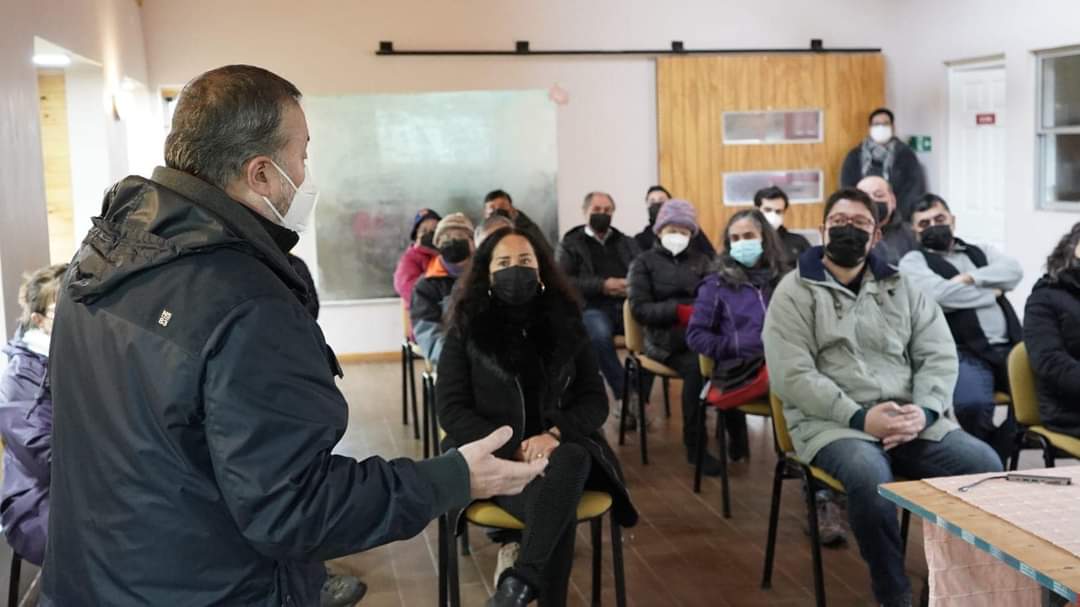 Aquí también  se mando su discurso el compañero Barra?? seremi de salud tiene que irse para la casa ahora igual como nos hecharon al de educación, no fue solo un video hay varios más al parecer.
