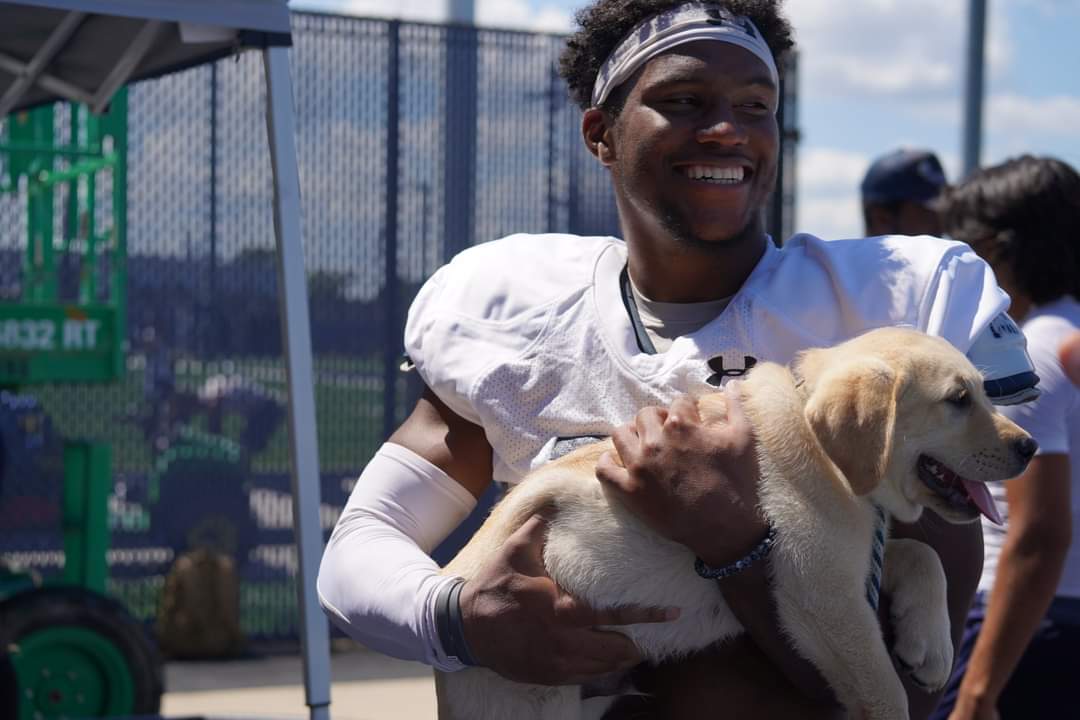 HudsonODU's tweet photo. PUPPY SOCIALIZATION:It's critical for service dogs to be comfortable around everyone and everything.

Thankful for the great opportunity to regularly train &amp; socialize with @ODUFootball as their ambassador 🙏

In return, Hudson provides puppy cuddles and smiles for everyone 🐾 https://t.co/33EO6V0fot