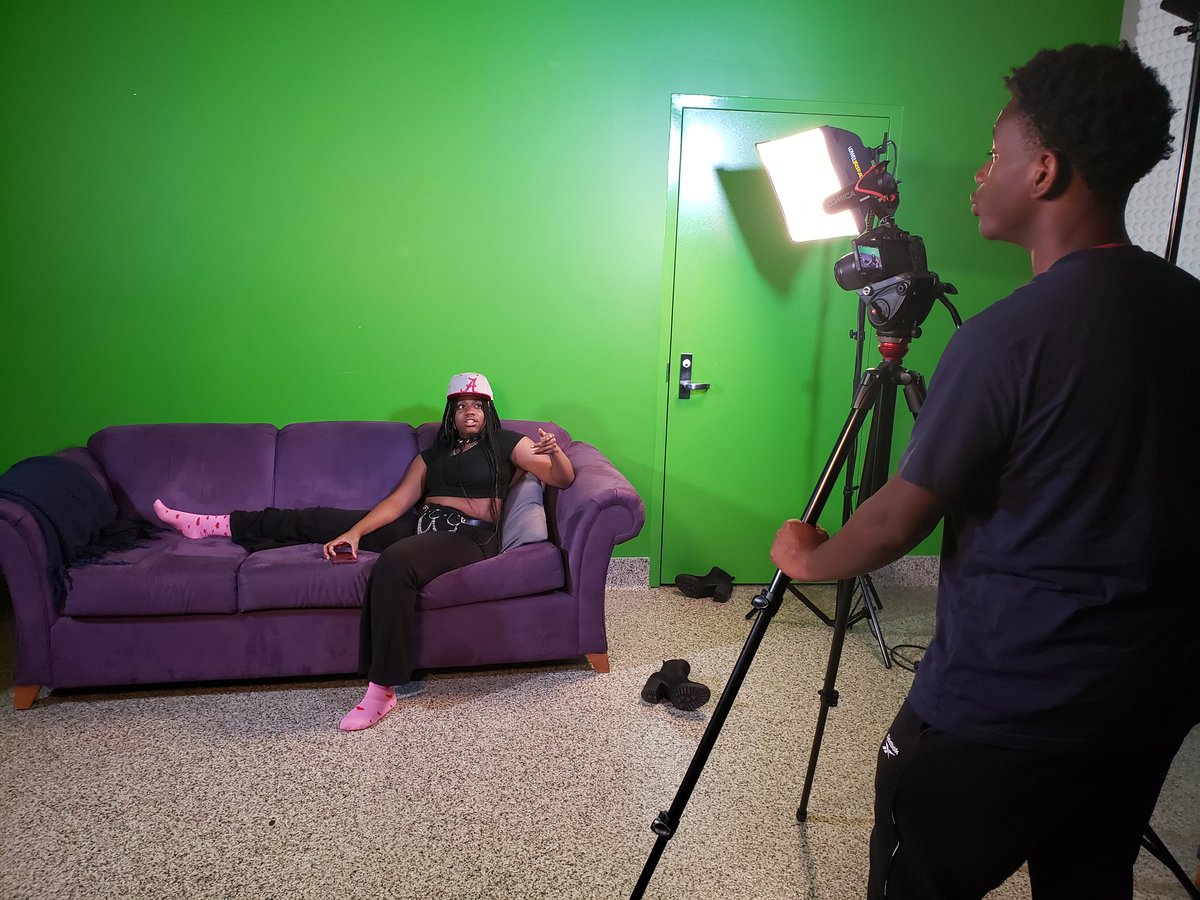 iharpjunior's tweet photo. A little in-class competition...broadcast/film students divided...3 production teams.  ICEBREAKERA5 min film in 5-days.  Lets AEEBEHOĹ
@BranchJetta @TCSBoardofEd @kknorstrom https://t.co/qJ7dFaI1LP