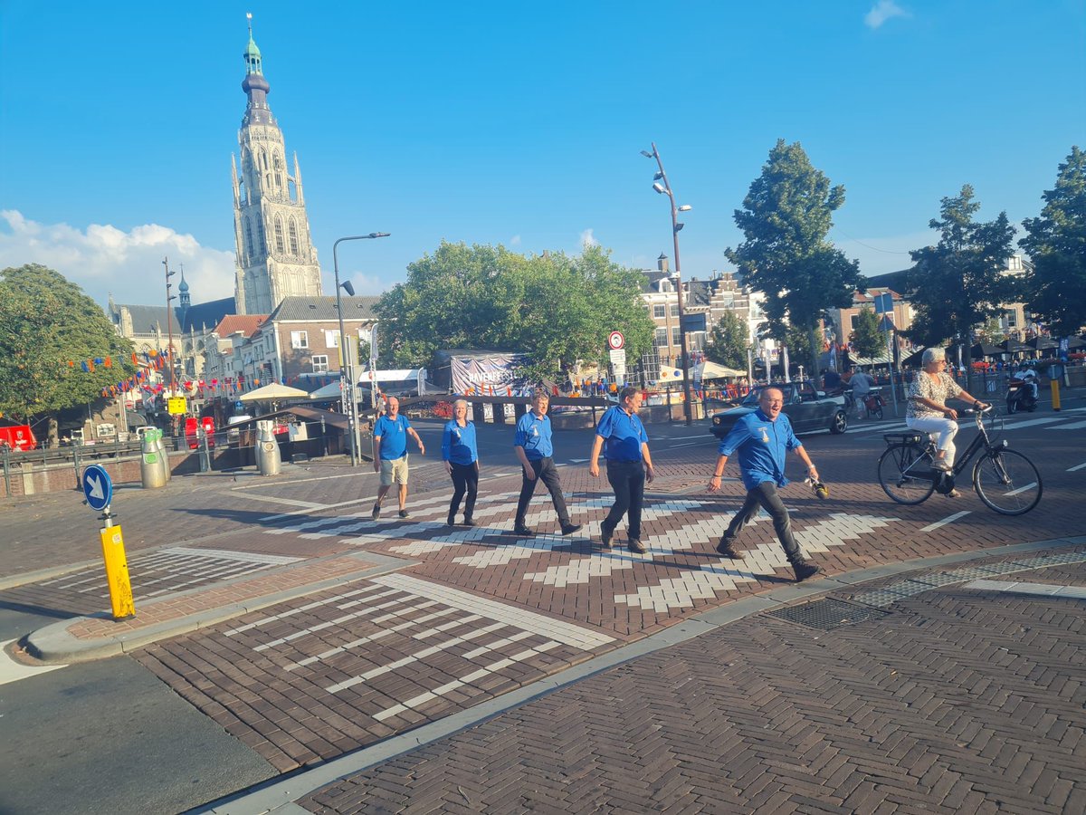 Vooraf aan de uitverkochte soiree in het #begijnhof @Breda deden onze klokkenluiders een duit in het zakje voor de fotowedstrijd. Is dit te overtreffen?? #Beatles #abbeyroad #beiaard