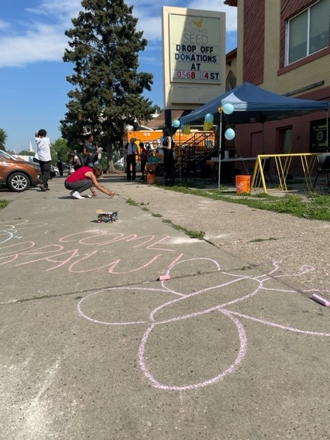 BissellCentre's tweet photo. This week’s #ThankfulThursday goes out to @BullyTruck, who sponsored and served 300 meals at the #yegdt Downtown Street Team (a partnership with @mustardseedyeg Sidewalk Party last Friday. Thanks for the delicious #yegfood! https://t.co/QhmARXT738