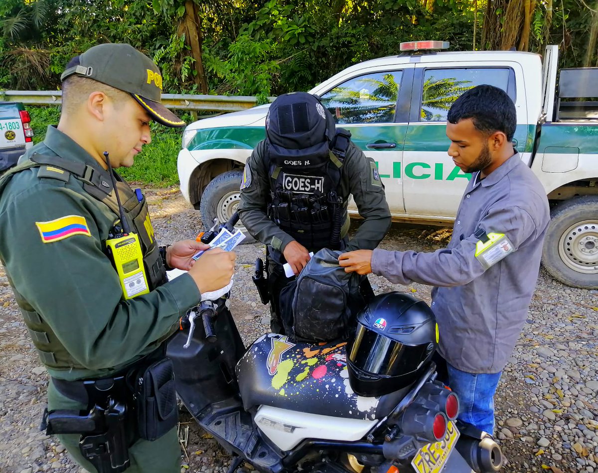PoliciaDEMAM's tweet photo. 📍#Centro | Con nuestro @CarabinerosCol y #GOESH, se realizaron actividades de registro y control, generando acciones contundentes con el fin de contrarrestar los delitos que afectan la convivencia y seguridad ciudadana como el hurto y el homicidio.
#ConstruyendoSeguridad https://t.co/wdEjz6zNzc