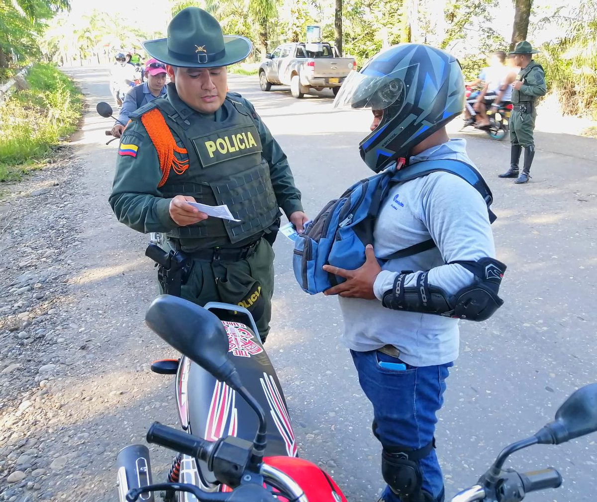 PoliciaDEMAM's tweet photo. 📍#Centro | Con nuestro @CarabinerosCol y #GOESH, se realizaron actividades de registro y control, generando acciones contundentes con el fin de contrarrestar los delitos que afectan la convivencia y seguridad ciudadana como el hurto y el homicidio.
#ConstruyendoSeguridad https://t.co/wdEjz6zNzc